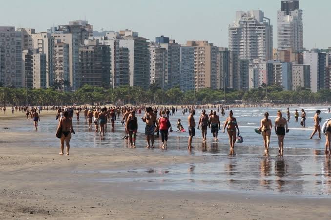 Apesar do tempo instável, público vai curtir o primeiro dia do ano na praia