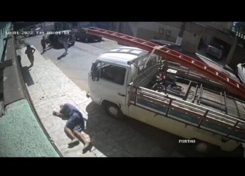 Suspeito de tentativa de assalto é atropelado por Kombi