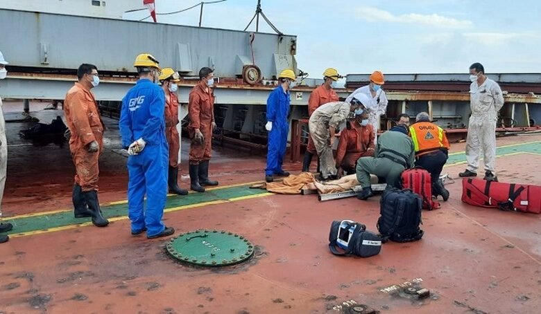 Chinês cai de uma altura de 8 metros em navio, mas sobrevive