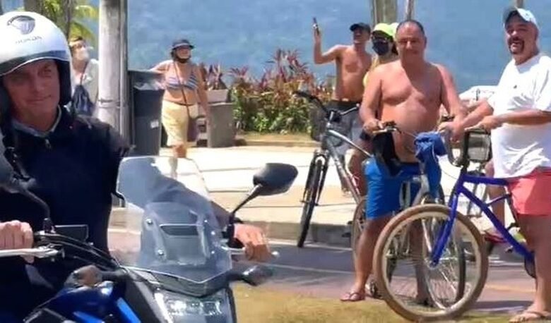 Bolsonaro dá um 'rolê' de moto no Litoral