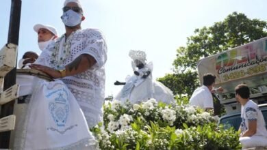 Festa de Iemanjá é celebrada e muda o trânsito em Santos