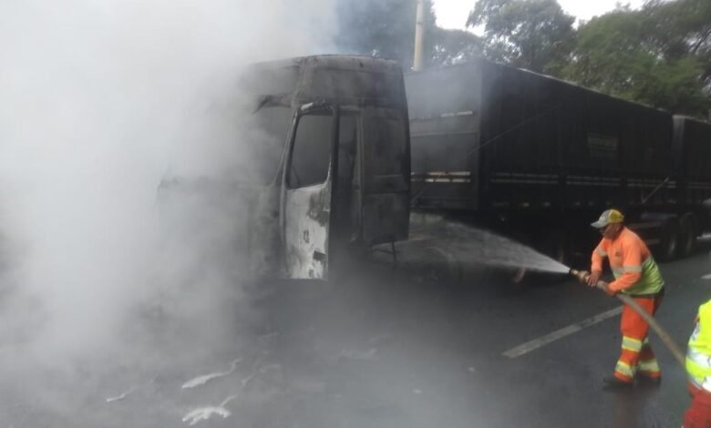 Carreta pega fogo na Anchieta e interdita o trânsito