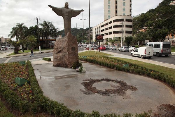 Homem é achado morto em praça de Santos