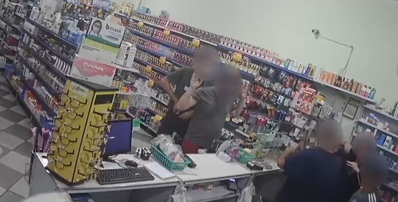Farmácia é roubada e clientes são ameaçados e presos no banheiro em São Vicente