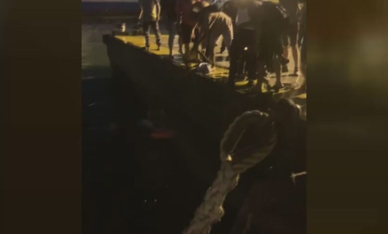 Passageiros caem no mar ao tentarem pular da balsa em Guarujá