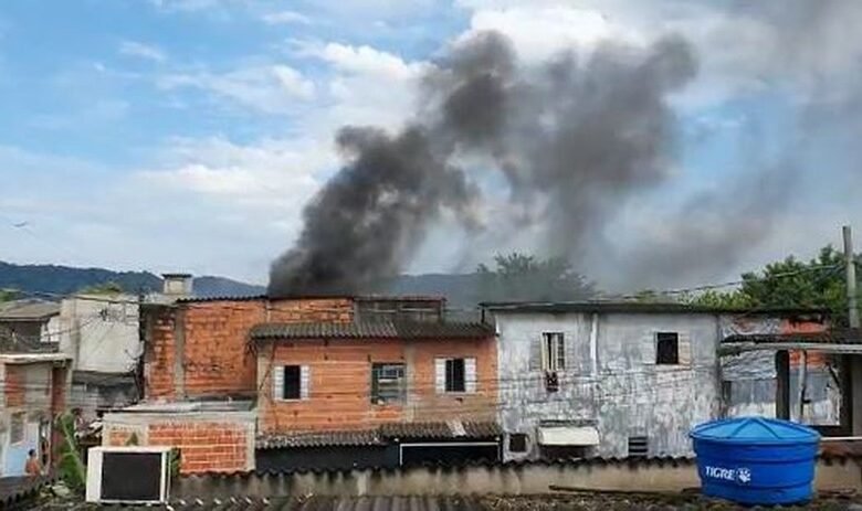 Casa sofre incêndio em São Vicente