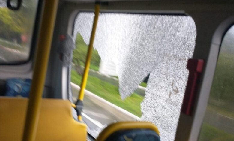 Dupla comete vandalismo contra ônibus e vai presa