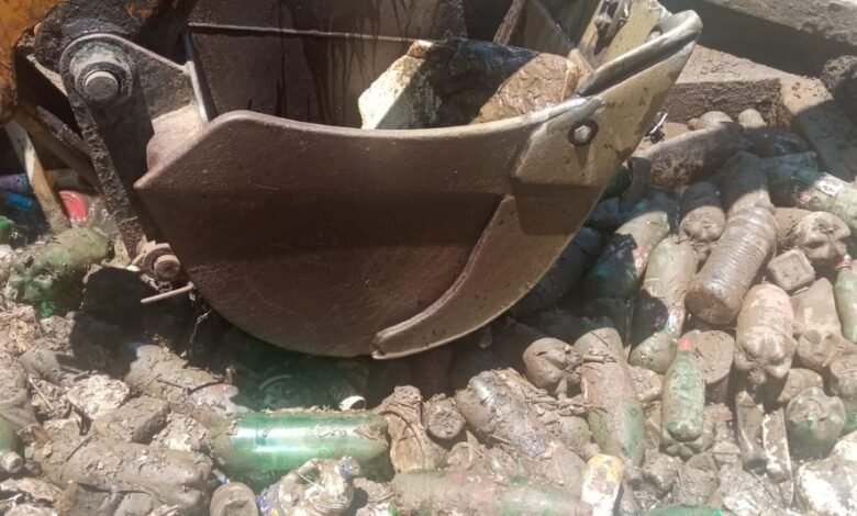 Prefeitura de Santos retira 19 toneladas de plásticos na rede de drenagem