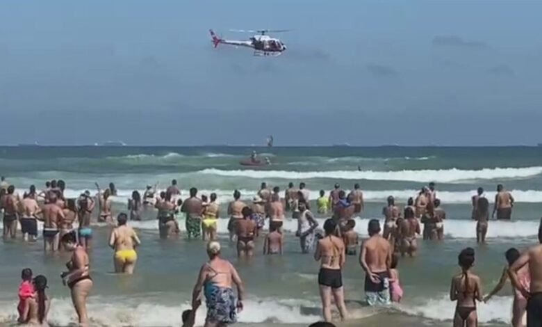 Helicóptero Águia resgata banhista que era arrastado no mar de Guarujá