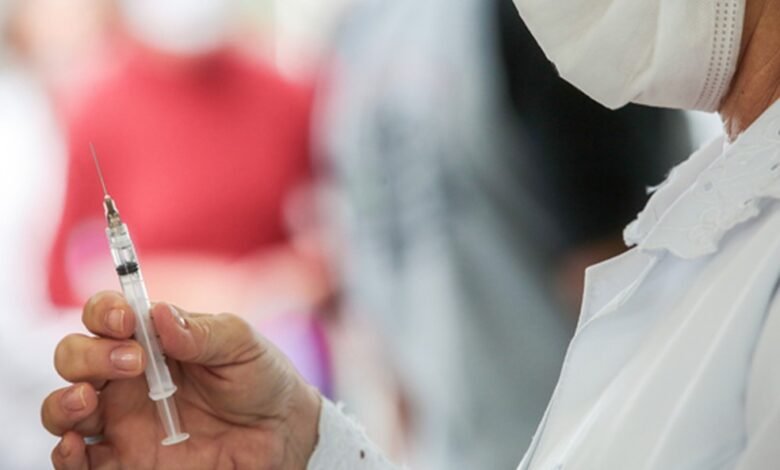 Covid-19: Idosos acima de 70 anos começam a receber a quarta dose da vacina em Praia Grande