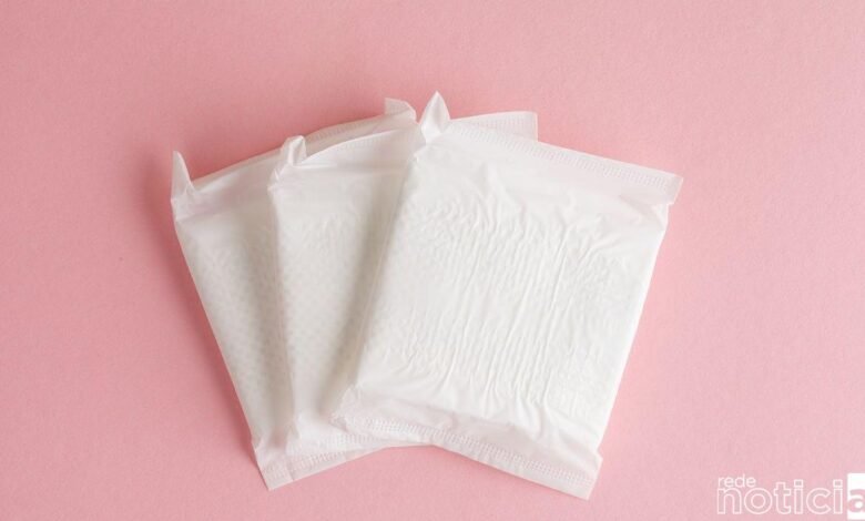 No Dia da Mulher, Bolsonaro assina projeto para a distribuição de itens de higiene menstrual
