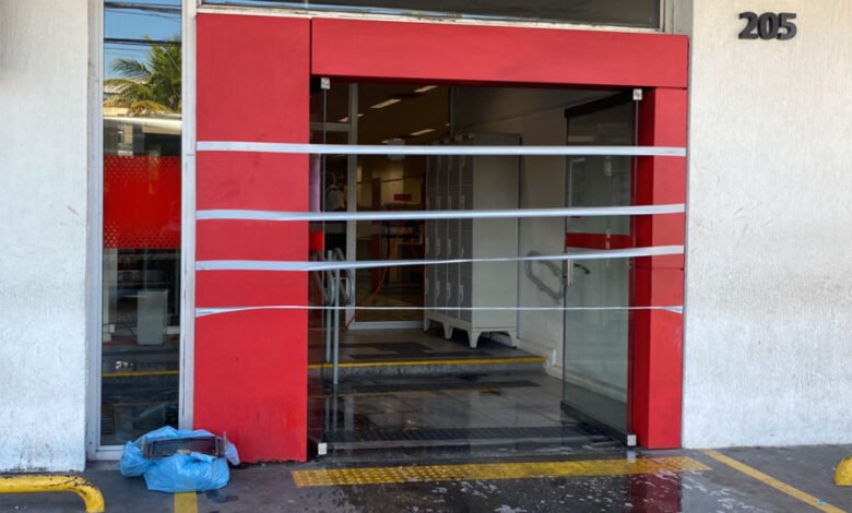 Homem coloca fogo em caixa eletrônico de banco de Guarujá