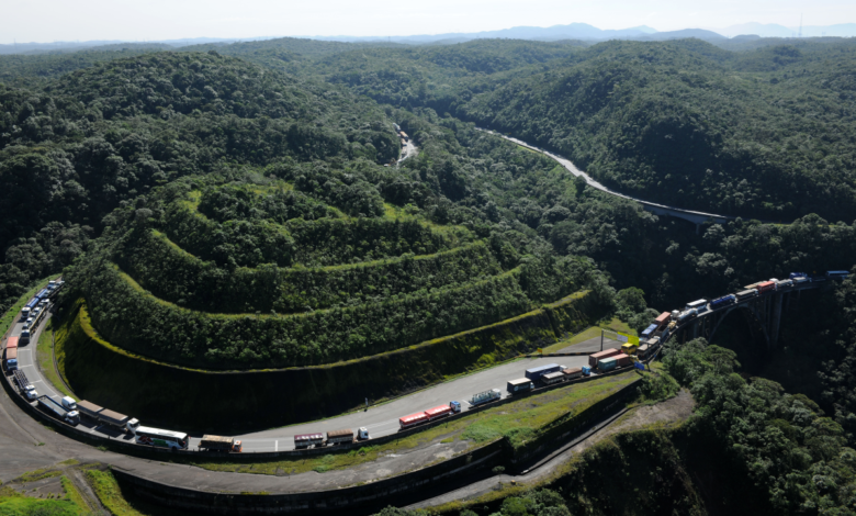 Carretas e caminhão batem em túnel e congestionam a Anchieta