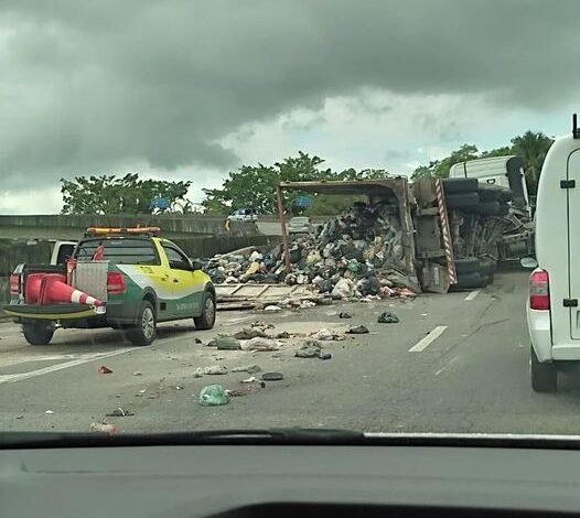 Carreta tomba em viaduto da Anchieta e espalha lixo