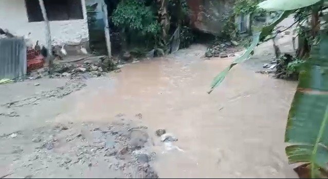 VÍDEO - Ruas de morro de Guarujá são inundadas após fortes chuvas