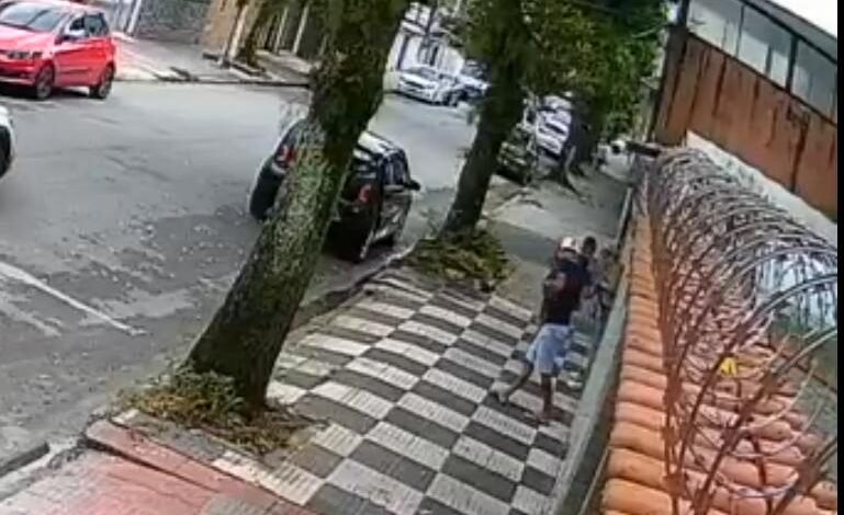 Mulher tem a aliança roubada durante assalto em Santos