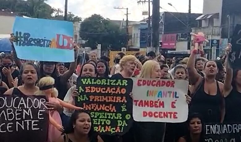 Protestos de profissionais da Educação é realizado em Itanhaém