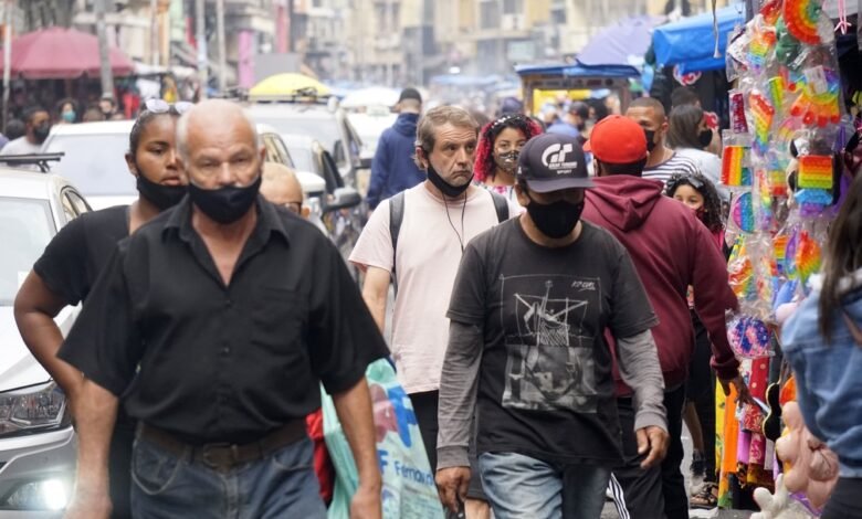 Obrigatoriedade do uso da máscara ao ar livre é encerrada em Santos