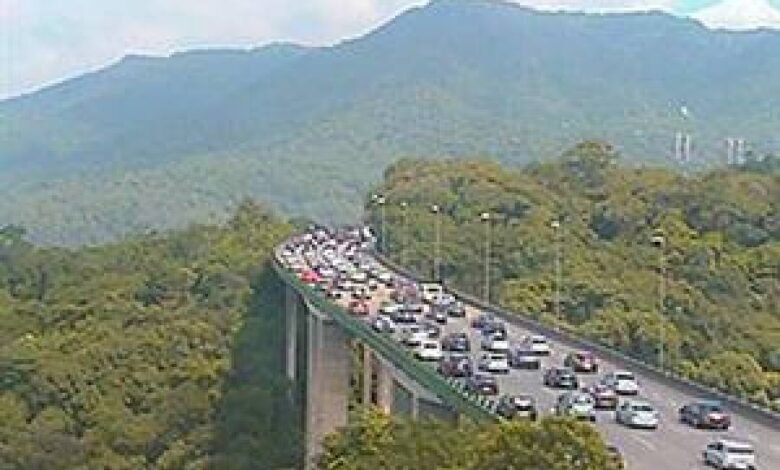 Carro pega fogo e provoca congestionamento na Imigrantes