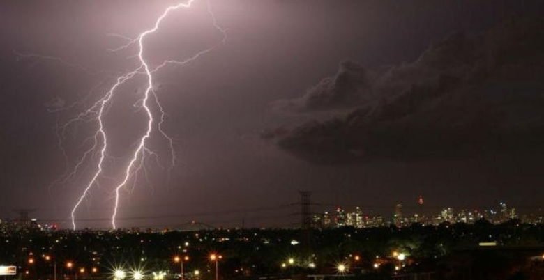 Santos é tomada por um festival de raios