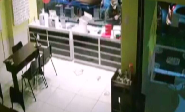 VÍDEO - Bandidos quebram vitrine de ótica de Santos e realizam furto