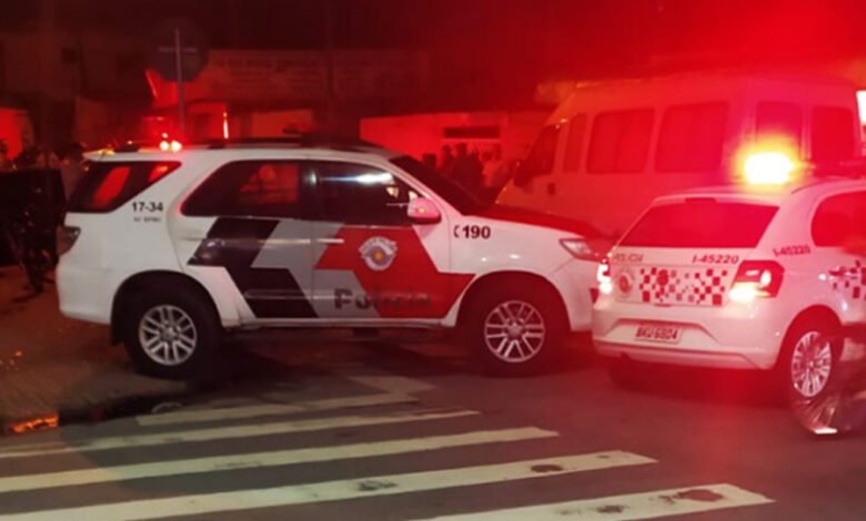 Bandidos de moto matam homem a tiros em Praia Grande