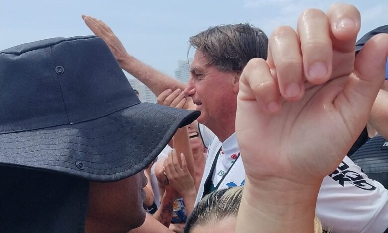 Bolsonaro passeia de moto aquática e gera aglomerações em terra e no mar