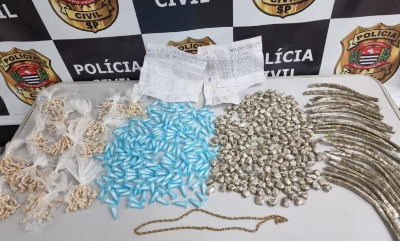 Dupla é presa após ser flagrada realizando o tráfico de drogas em Peruíbe