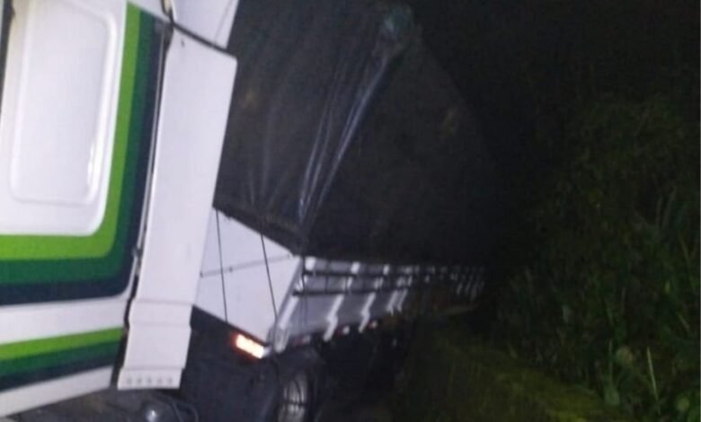 Carreta bloqueia pista de descida da Anchieta após bater em barranco