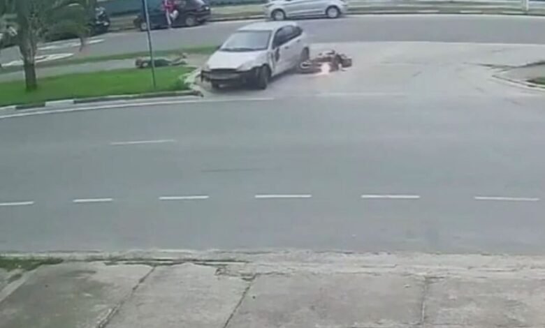 VÍDEO - Motociclista é atropelado por carro em avenida de Bertioga