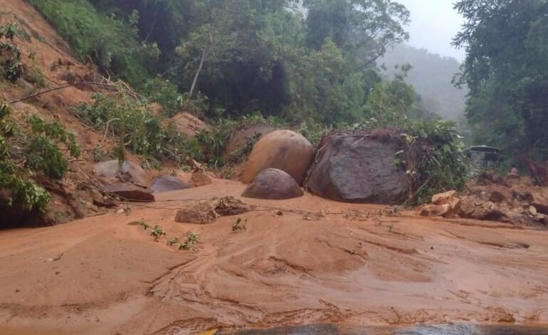 Trecho da Rio-Santos está completamente interditado após riscos de deslizamentos