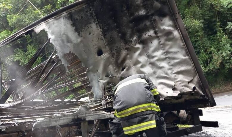 VÍDEO - Caminhão pega fogo na subida da Oswaldo Cruz em Ubatuba