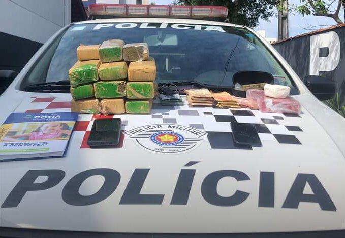 Dupla é presa em Ubatuba com tijolos de maconha e R$ 18 mil