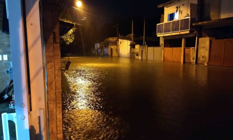 Ubatuba sofre com as fortes chuvas e 34 pessoas deixam as casas