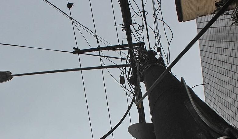 Operação contra ligações clandestinas de energia elétrica é feita em São Vicente