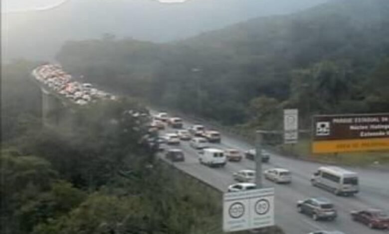 Carro capota após colisão com outro veículo na Imigrantes