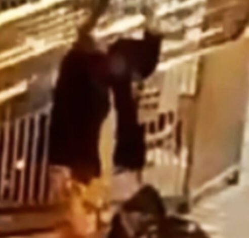 VÍDEO - Homem furta portão de loja de carros em Santos e vai preso