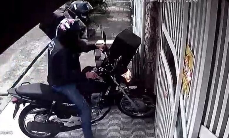 VÍDEO - Bandidos disfarçados de motoboys invadem casa e assaltam moradora em Praia Grande