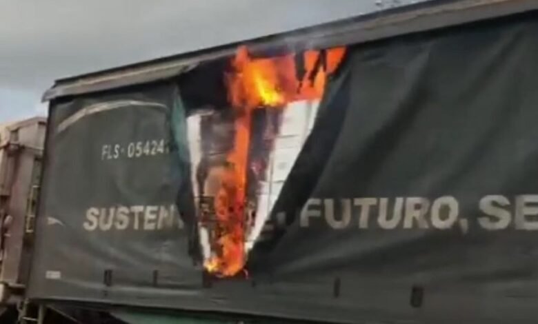 VÍDEO - Vagões de trem com celulose pegam fogo em Cubatão