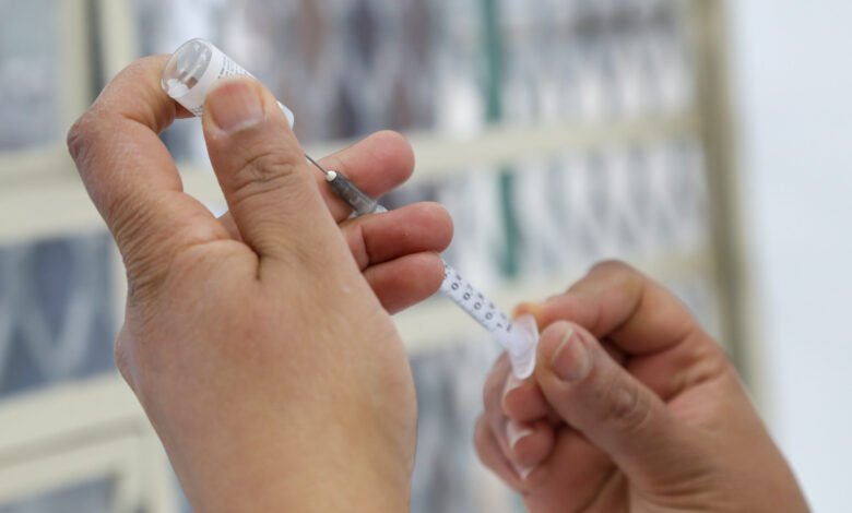 Começa a aplicação da quarta dose contra a Covid-19 em adultos com mais de 40 anos em Praia Grande