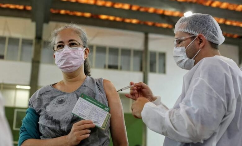 Doses da vacina contra a Covid-19 serão antecipadas em Santos devido ao feriado de Tiradentes
