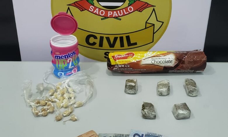 Drogas escondidas em pacotes de doces são encontradas e homem é preso