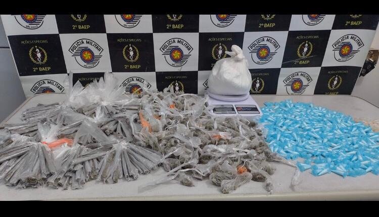 Polícia apreende quase 2 kg de drogas em comunidade do Guarujá
