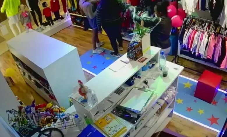 Duas mulheres são flagradas roubando loja de roupas em Santos