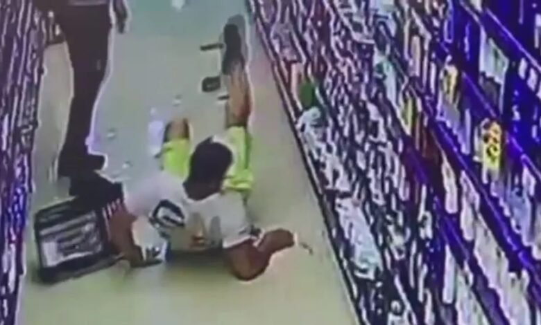 Homem é flagrado simulando acidentes em supermercado