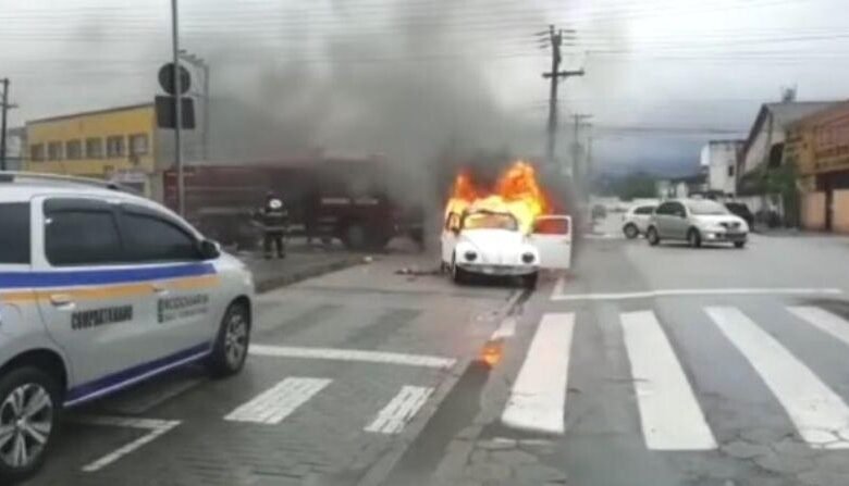 Fusca sofre incêndio na frente da Rodoviária de São Sebastião