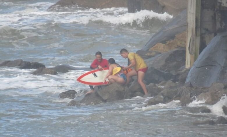 Surfista de 16 anos salva mulher de afogamento em São Vicente