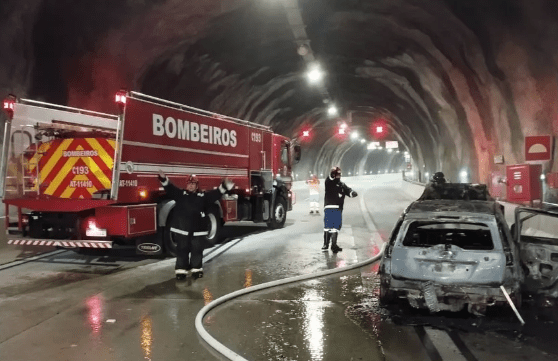 Carro pega foto dentro do túnel da Tamoios