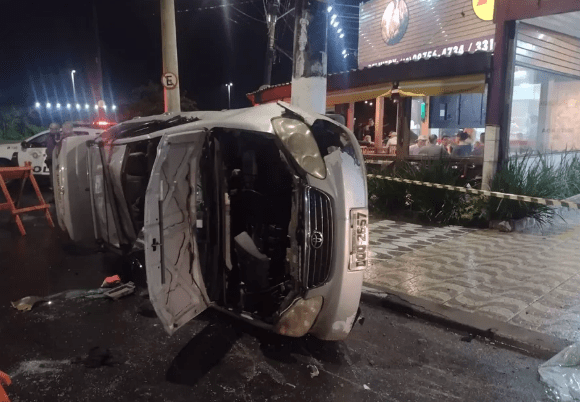 VÍDEO - Motorista bêbado provoca acidente ao bater em moto