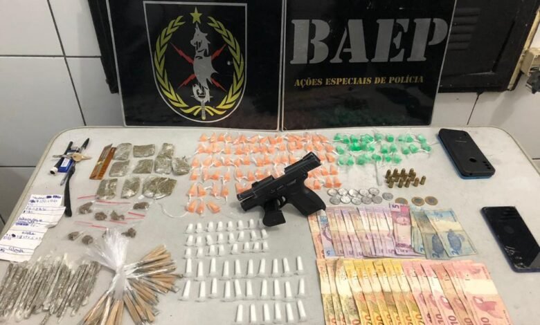 VÍDEO - Dupla é presa com arma e grande quantia de drogas no Guarujá